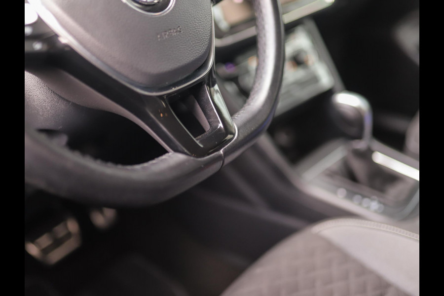 Volkswagen Touran 1.5 TSI Highline Business R 7p | Stoelverw. | Camera | ACC | Carplay