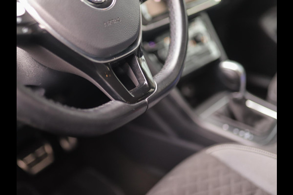 Volkswagen Touran 1.5 TSI Highline Business R 7p | Stoelverw. | Camera | ACC | Carplay