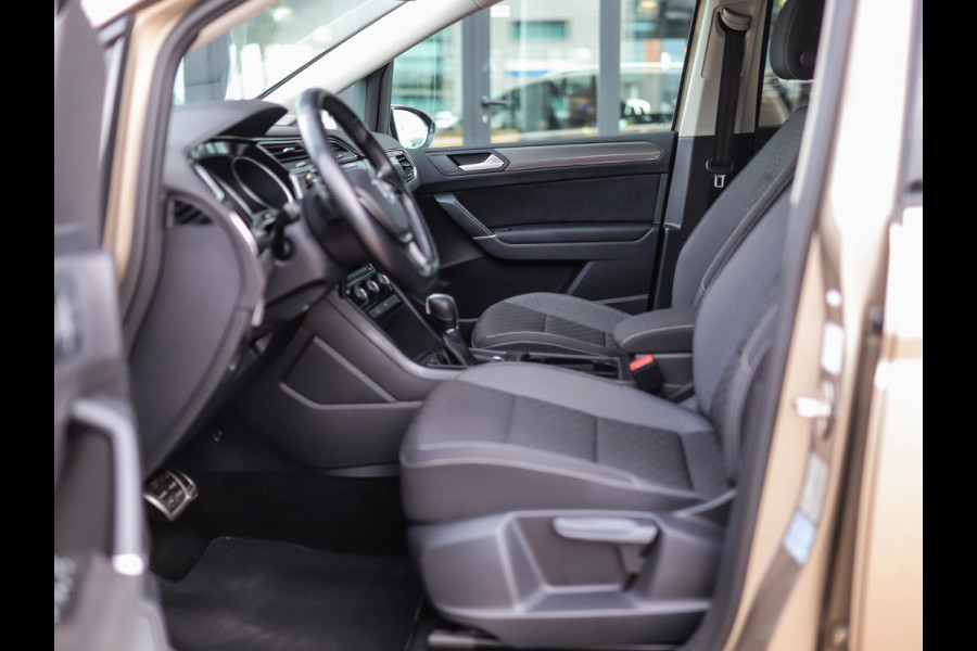 Volkswagen Touran 1.5 TSI Highline Business R 7p | Stoelverw. | Camera | ACC | Carplay