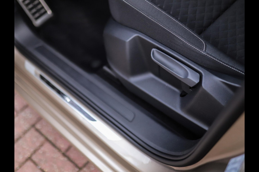 Volkswagen Touran 1.5 TSI Highline Business R 7p | Stoelverw. | Camera | ACC | Carplay