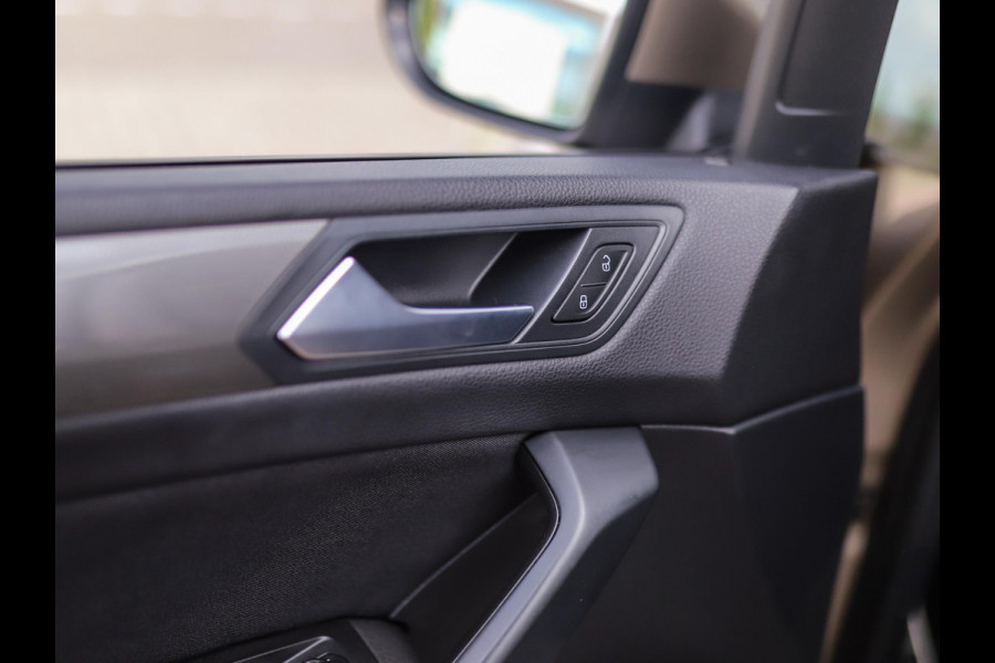 Volkswagen Touran 1.5 TSI Highline Business R 7p | Stoelverw. | Camera | ACC | Carplay