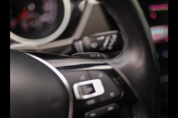 Volkswagen Touran 1.5 TSI Highline Business R 7p | Stoelverw. | Camera | ACC | Carplay
