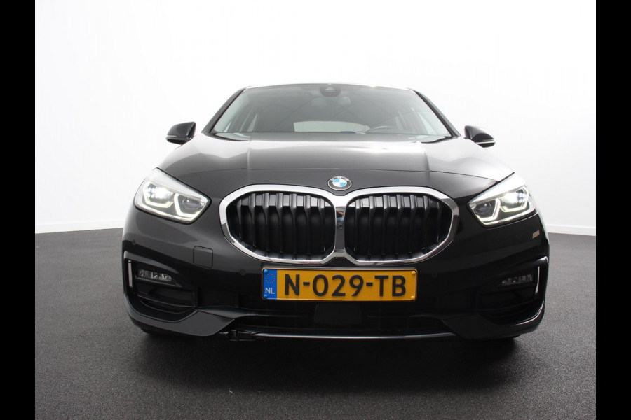 BMW 1-serie 118i Automaat Sportline Business Edition Climate control Navigatie Cruise control LED Parkeersensor achter Apple Carplay/ Android Auto