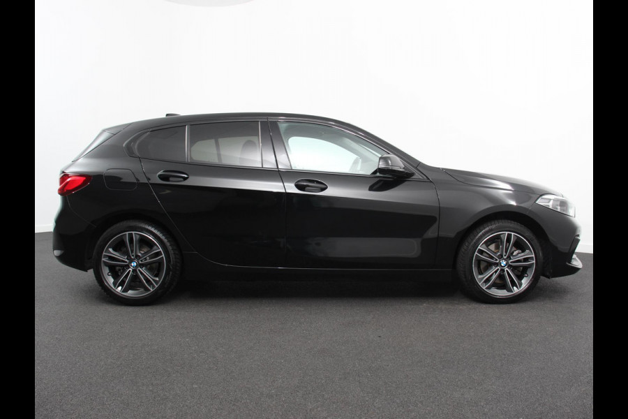 BMW 1-serie 118i Automaat Sportline Business Edition Climate control Navigatie Cruise control LED Parkeersensor achter Apple Carplay/ Android Auto