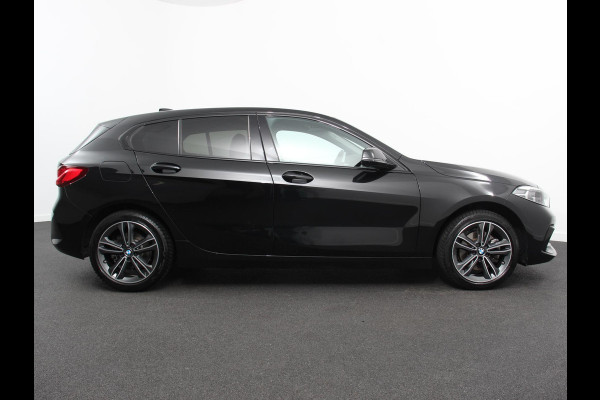 BMW 1-serie 118i Automaat Sportline Business Edition Climate control Navigatie Cruise control LED Parkeersensor achter Apple Carplay/ Android Auto