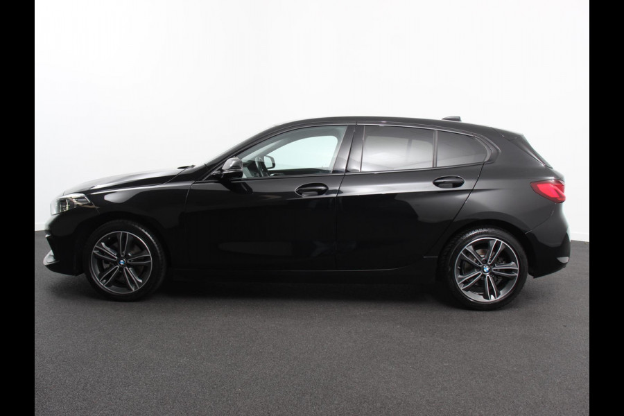 BMW 1-serie 118i Automaat Sportline Business Edition Climate control Navigatie Cruise control LED Parkeersensor achter Apple Carplay/ Android Auto