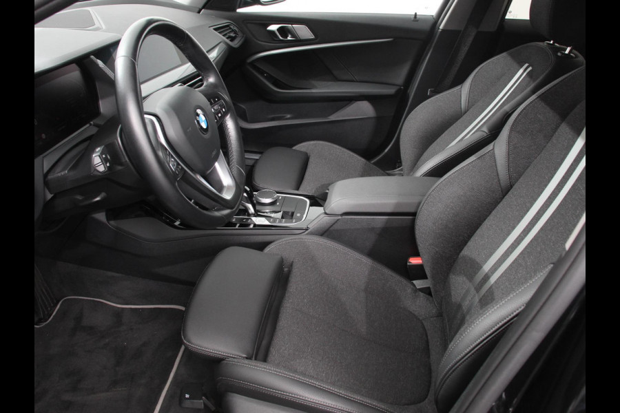 BMW 1-serie 118i Automaat Sportline Business Edition Climate control Navigatie Cruise control LED Parkeersensor achter Apple Carplay/ Android Auto