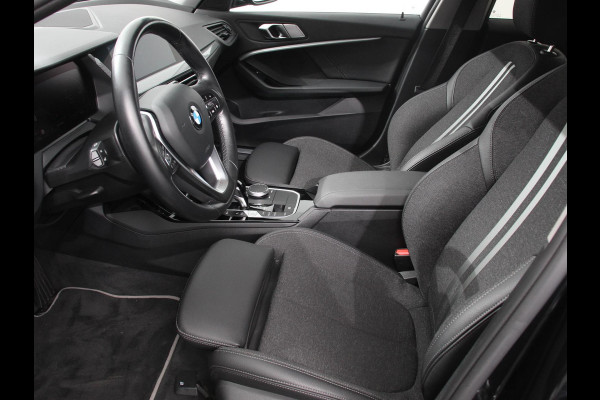 BMW 1-serie 118i Automaat Sportline Business Edition Climate control Navigatie Cruise control LED Parkeersensor achter Apple Carplay/ Android Auto