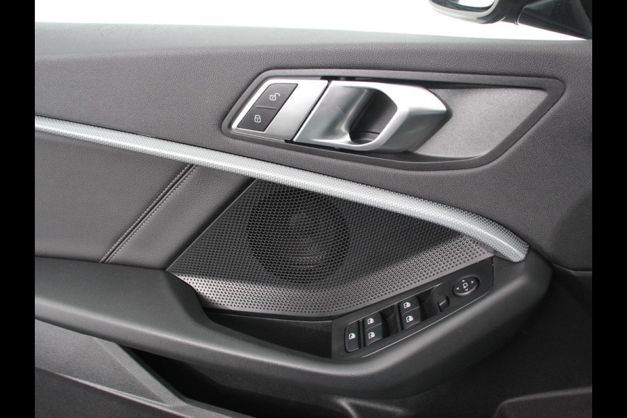 BMW 1-serie 118i Automaat Sportline Business Edition Climate control Navigatie Cruise control LED Parkeersensor achter Apple Carplay/ Android Auto