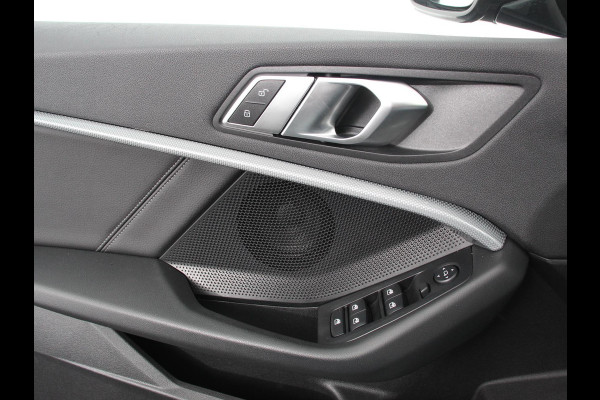 BMW 1-serie 118i Automaat Sportline Business Edition Climate control Navigatie Cruise control LED Parkeersensor achter Apple Carplay/ Android Auto