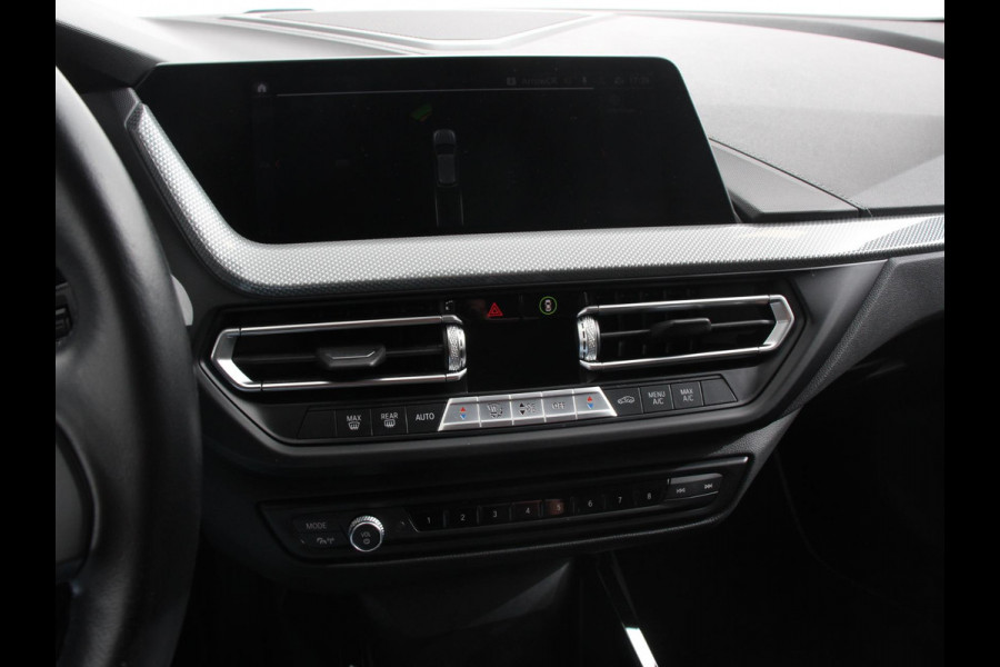 BMW 1-serie 118i Automaat Sportline Business Edition Climate control Navigatie Cruise control LED Parkeersensor achter Apple Carplay/ Android Auto