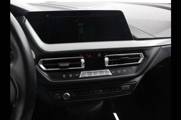 BMW 1-serie 118i Automaat Sportline Business Edition Climate control Navigatie Cruise control LED Parkeersensor achter Apple Carplay/ Android Auto