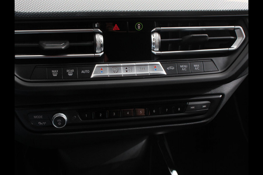 BMW 1-serie 118i Automaat Sportline Business Edition Climate control Navigatie Cruise control LED Parkeersensor achter Apple Carplay/ Android Auto