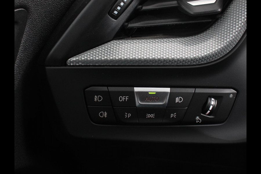 BMW 1-serie 118i Automaat Sportline Business Edition Climate control Navigatie Cruise control LED Parkeersensor achter Apple Carplay/ Android Auto