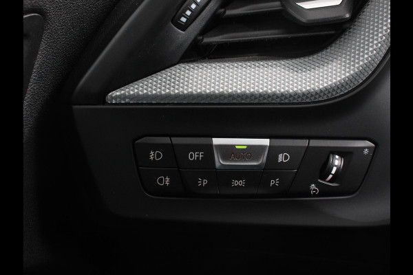 BMW 1-serie 118i Automaat Sportline Business Edition Climate control Navigatie Cruise control LED Parkeersensor achter Apple Carplay/ Android Auto