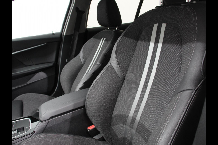 BMW 1-serie 118i Automaat Sportline Business Edition Climate control Navigatie Cruise control LED Parkeersensor achter Apple Carplay/ Android Auto