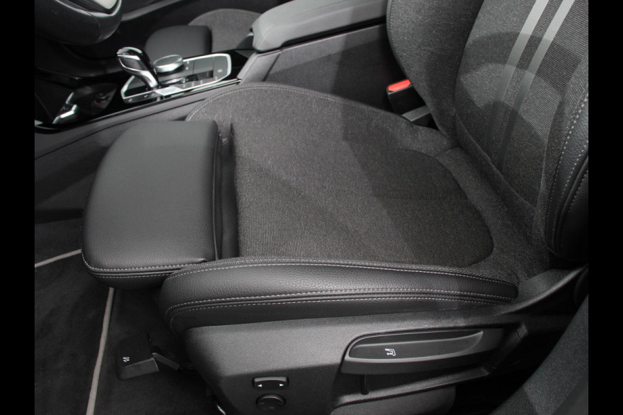 BMW 1-serie 118i Automaat Sportline Business Edition Climate control Navigatie Cruise control LED Parkeersensor achter Apple Carplay/ Android Auto