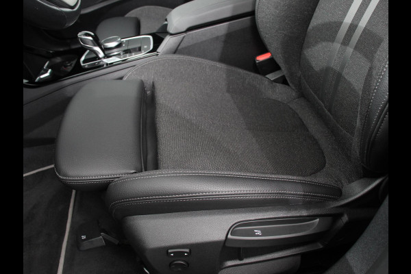 BMW 1-serie 118i Automaat Sportline Business Edition Climate control Navigatie Cruise control LED Parkeersensor achter Apple Carplay/ Android Auto