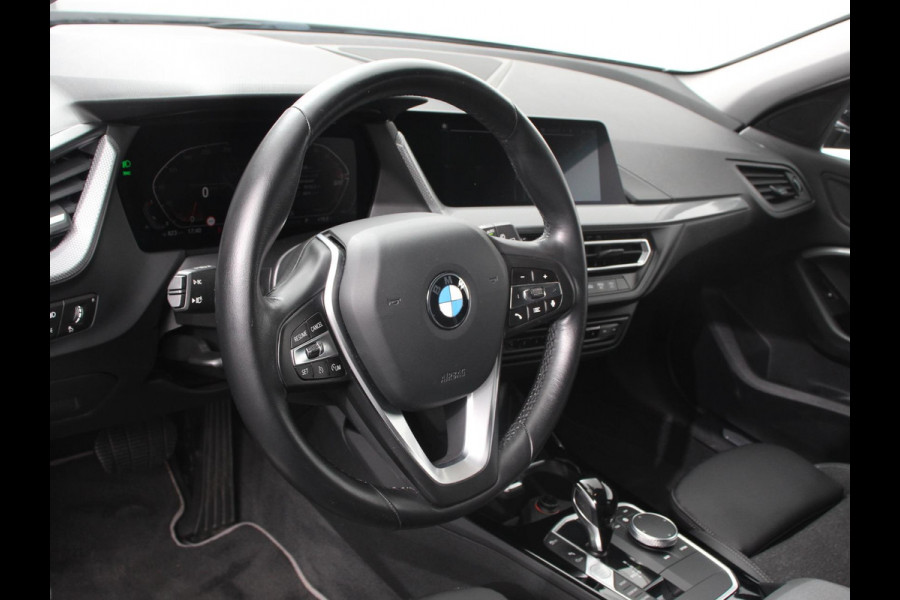 BMW 1-serie 118i Automaat Sportline Business Edition Climate control Navigatie Cruise control LED Parkeersensor achter Apple Carplay/ Android Auto