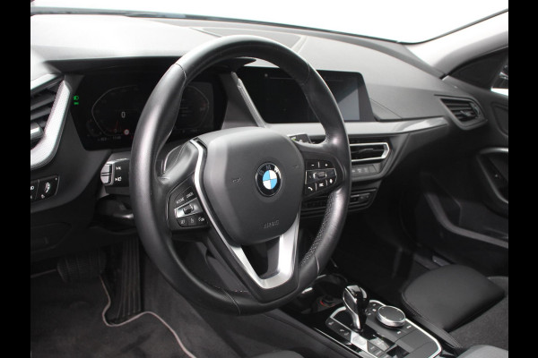 BMW 1-serie 118i Automaat Sportline Business Edition Climate control Navigatie Cruise control LED Parkeersensor achter Apple Carplay/ Android Auto
