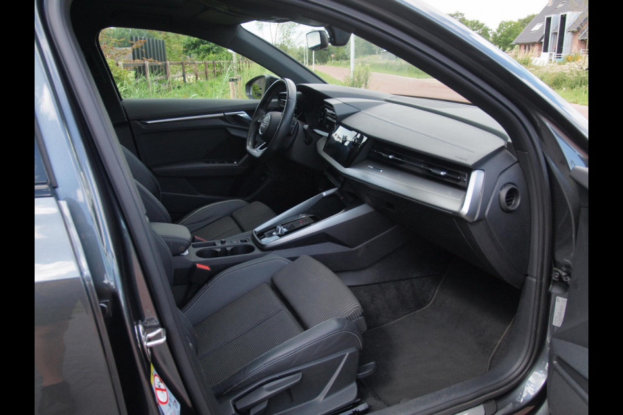 Audi A3 Sportback 45 TFSI e S edition Competition | 19 Inch | Panoramadak |  Led Plus | Apple Carplay | NL-Auto |