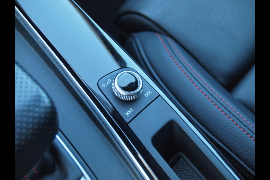 Audi A4 Avant 1.4 TFSI Sport S line black edition | Camera | Sfeerverlichting | Cruise Control | Automaat |