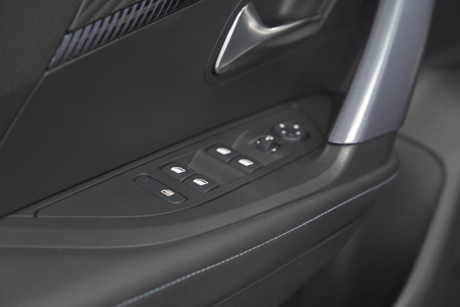 Peugeot 2008 PureTech 130 Allure | Camera | Apple Carplay | Navigatie | Parkeersensoren | 18 Inch Lichtmetalen Velgen