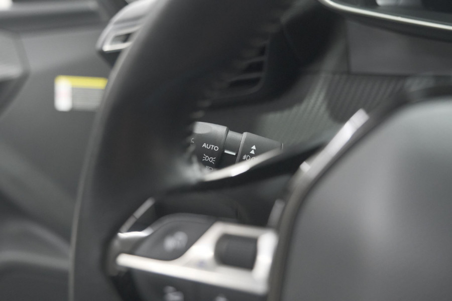 Peugeot 2008 PureTech 130 Allure | Camera | Apple Carplay | Navigatie | Parkeersensoren | 18 Inch Lichtmetalen Velgen