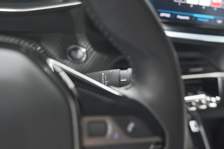 Peugeot 2008 PureTech 130 Allure | Camera | Apple Carplay | Navigatie | Parkeersensoren | 18 Inch Lichtmetalen Velgen