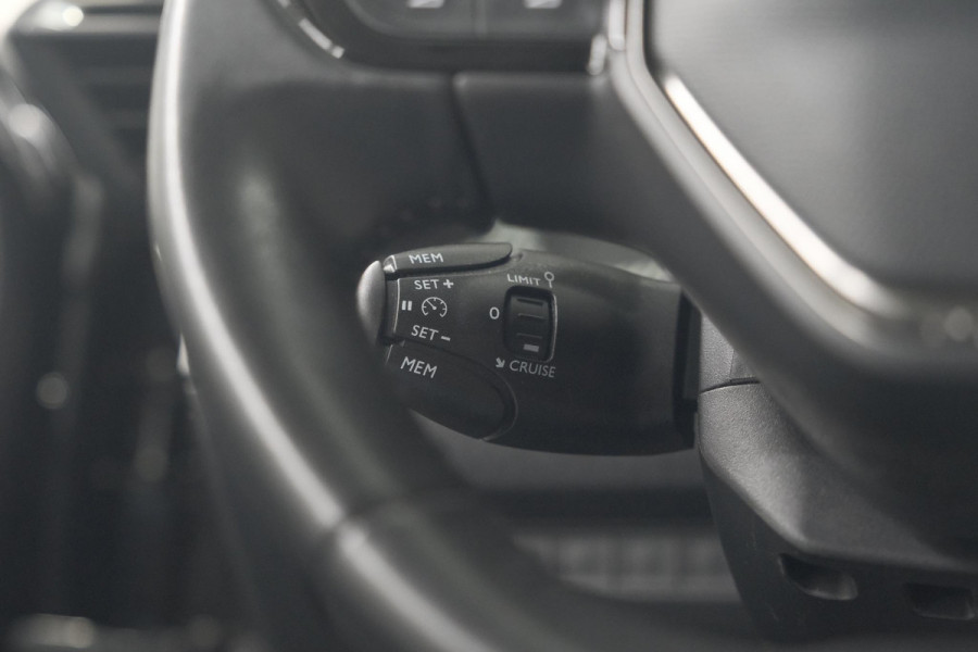 Peugeot 2008 PureTech 130 Allure | Camera | Apple Carplay | Navigatie | Parkeersensoren | 18 Inch Lichtmetalen Velgen
