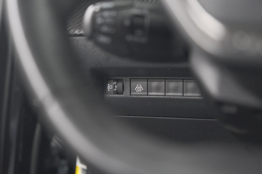 Peugeot 2008 PureTech 130 Allure | Camera | Apple Carplay | Navigatie | Parkeersensoren | 18 Inch Lichtmetalen Velgen