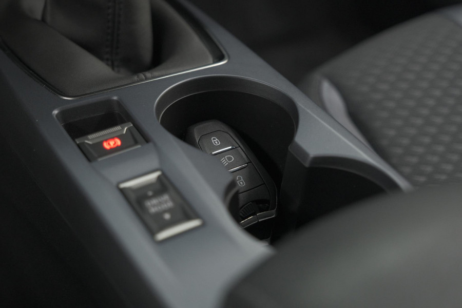 Peugeot 2008 PureTech 130 Allure | Camera | Apple Carplay | Navigatie | Parkeersensoren | 18 Inch Lichtmetalen Velgen