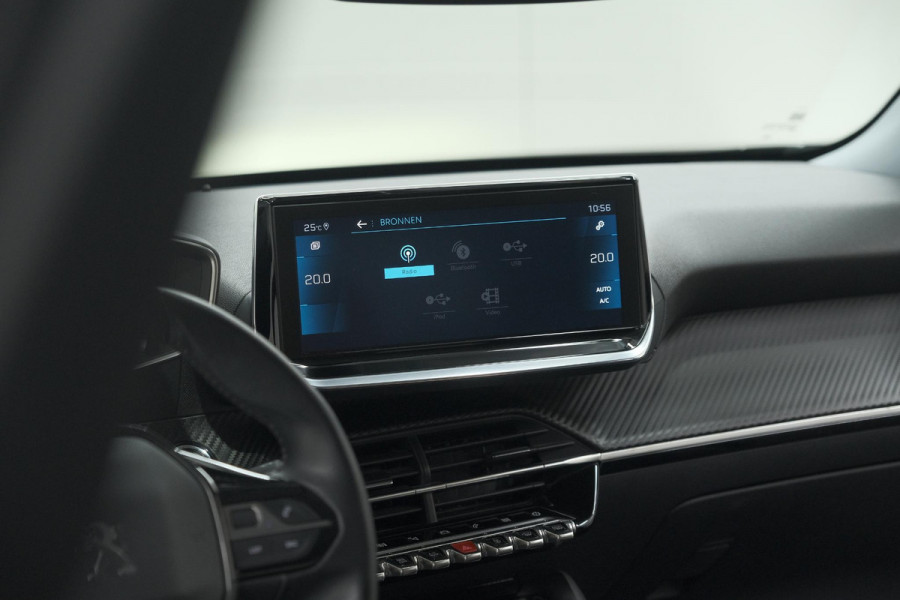 Peugeot 2008 PureTech 130 Allure | Camera | Apple Carplay | Navigatie | Parkeersensoren | 18 Inch Lichtmetalen Velgen
