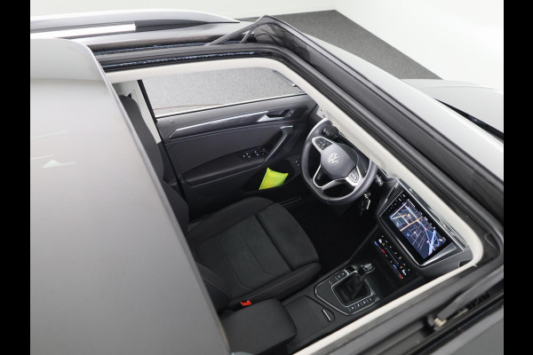 Volkswagen Tiguan 1.4 TSI eHybrid Elegance 245 pk Automaat (DSG) | Navigatie | Panoramadak | Elektr. trekhaak | Parkeersensoren (Park assist) | Rondomzicht camera | Matrix LED koplampen |