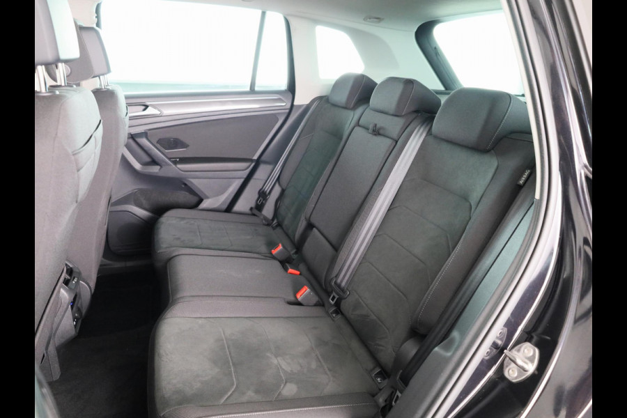 Volkswagen Tiguan 1.4 TSI eHybrid Elegance 245 pk Automaat (DSG) | Navigatie | Panoramadak | Elektr. trekhaak | Parkeersensoren (Park assist) | Rondomzicht camera | Matrix LED koplampen |