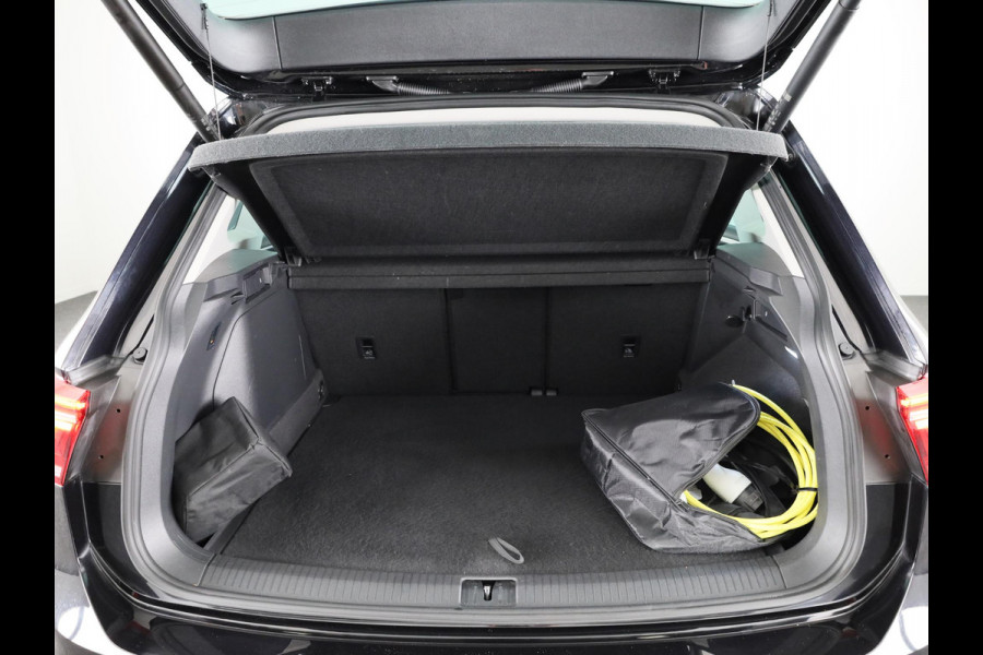Volkswagen Tiguan 1.4 TSI eHybrid Elegance 245 pk Automaat (DSG) | Navigatie | Panoramadak | Elektr. trekhaak | Parkeersensoren (Park assist) | Rondomzicht camera | Matrix LED koplampen |
