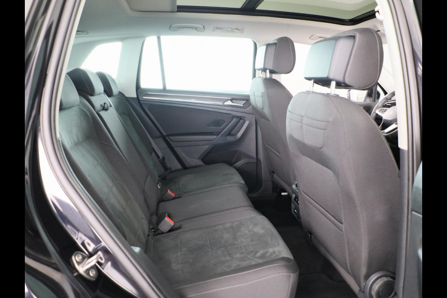 Volkswagen Tiguan 1.4 TSI eHybrid Elegance 245 pk Automaat (DSG) | Navigatie | Panoramadak | Elektr. trekhaak | Parkeersensoren (Park assist) | Rondomzicht camera | Matrix LED koplampen |
