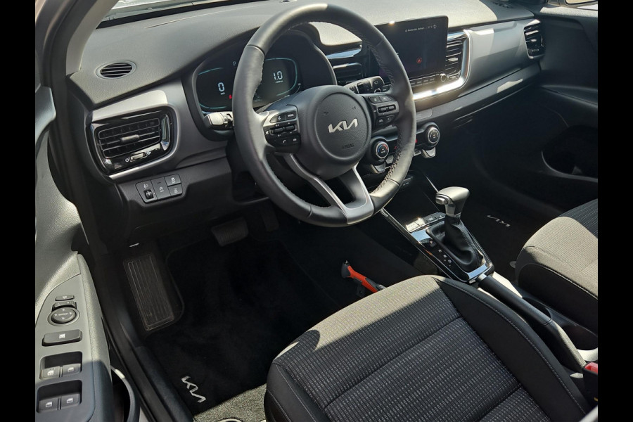 Kia Stonic 1.0 T-GDi MHEV DynamicPlusLine Automaat | Camera | LMV | Cruise | Navi | LED | Stoel- en Stuurverwarming | Privacy Glass | Apple Carplay & Android Auto |
