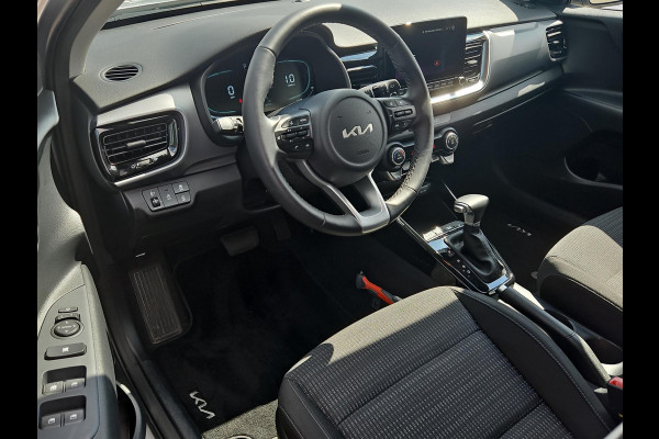 Kia Stonic 1.0 T-GDi MHEV DynamicPlusLine Automaat | Camera | LMV | Cruise | Navi | LED | Stoel- en Stuurverwarming | Privacy Glass | Apple Carplay & Android Auto |