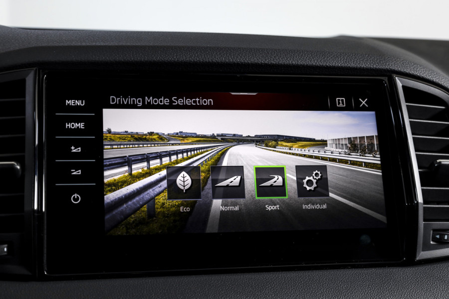 Škoda Karoq 1.5 TSI 150 PK ACT Sportline Business - Automaat | S/K-Panodak | Columbus pakket | Dig. Cockpit | Adapt. Cruise | Elek. Klep | Stuur-+Stoelverw. | Camera | NAV+App. Connect | ECC | LED | LM 19" | 3545
