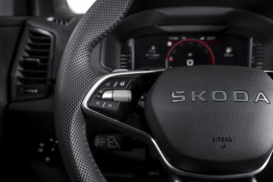 Škoda Karoq 1.5 TSI 150 PK ACT Sportline Business - Automaat | S/K-Panodak | Columbus pakket | Dig. Cockpit | Adapt. Cruise | Elek. Klep | Stuur-+Stoelverw. | Camera | NAV+App. Connect | ECC | LED | LM 19" | 3545