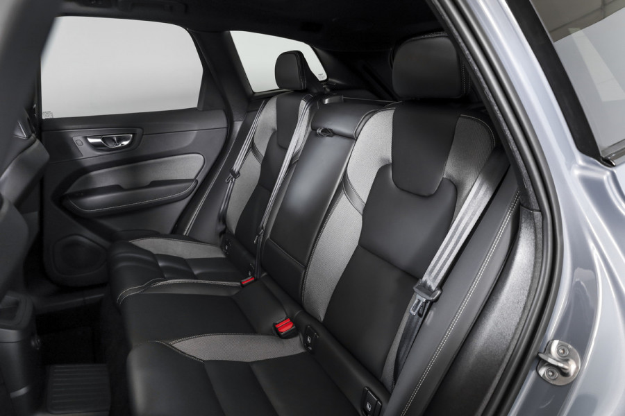 Volvo XC60 2.0 T8 Plug-in hybrid AWD Plus Dark | S/K-Panodak | Dig. Cockpit | Adapt. Cruise | Harman/Kardon | Memory Stoelen | Elek. Klep | Stoel-+stuurverw. | 360 Camera | NAV+App. Connect | LM 20" | 0212
