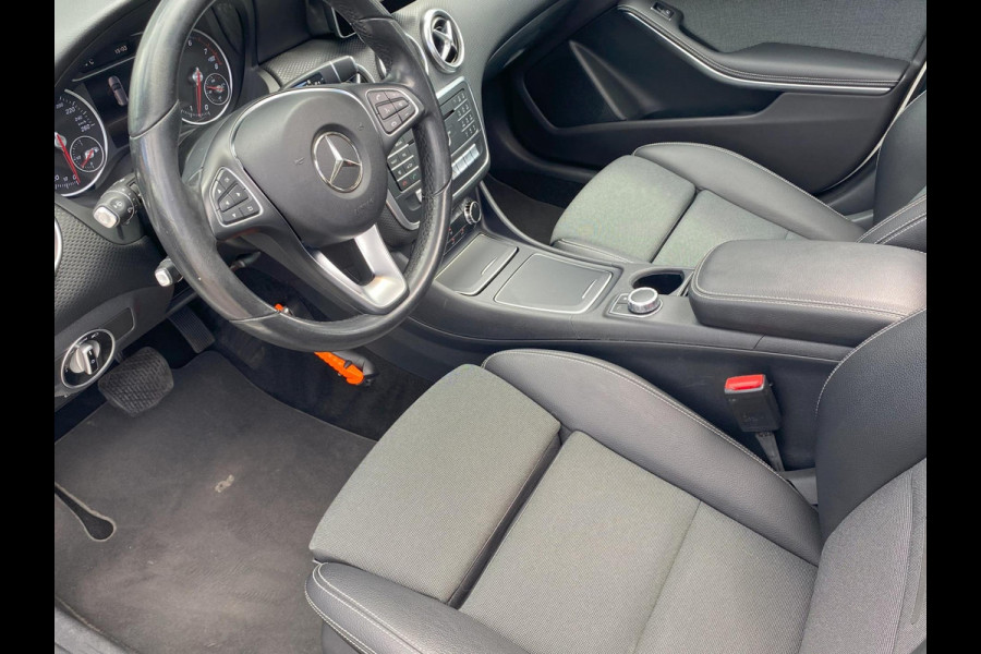 Mercedes-Benz A-Klasse 180 Ambition Automaat/ Pano/ PDC/ NAP