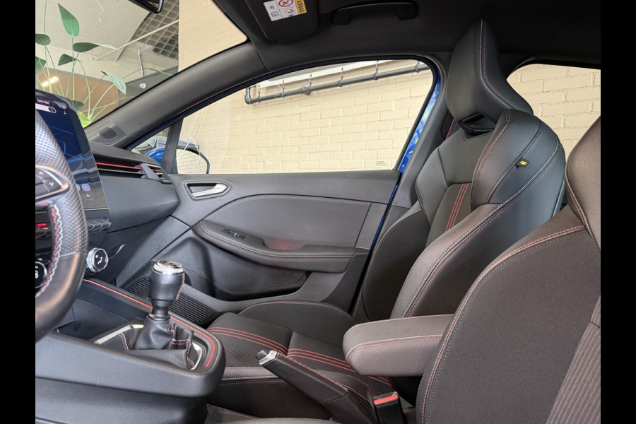Renault Clio 1.0 TCe 100pk | R.S. Line | Groot Navi | 17" | Camera | Carplay | PDC V+A | Cruise control | 100% Dealer onderhouden!