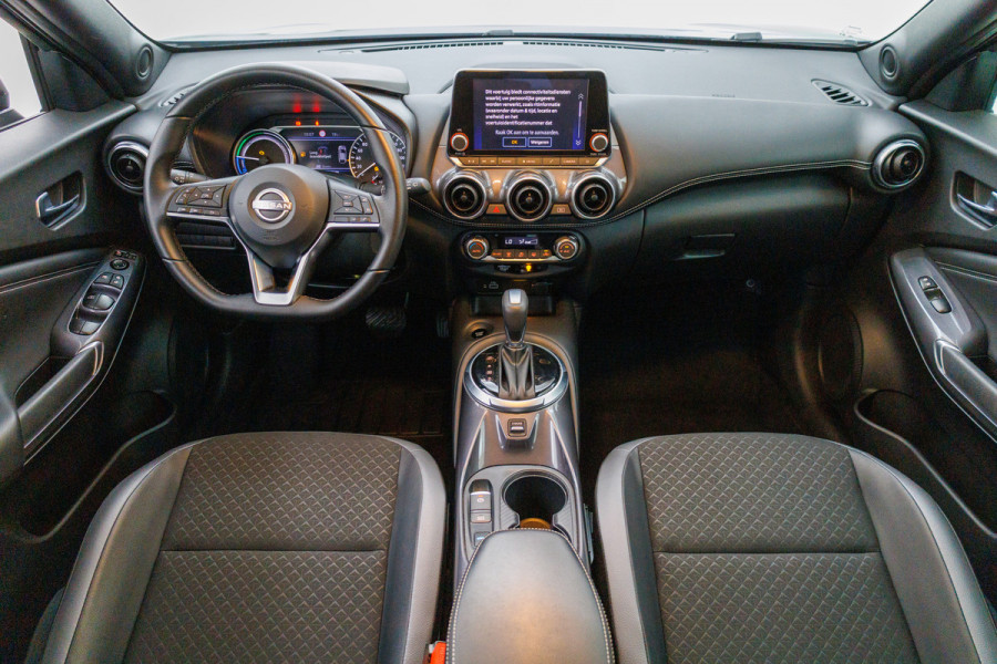 Nissan Juke 1.6 Hybrid N-Connecta 143 PK | Cruise-control | Climate-control | Achteruitrijcamera Half leer/half stof, App-connect, Donker glas