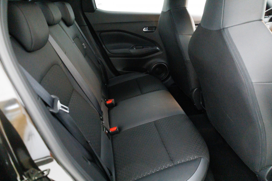 Nissan Juke 1.6 Hybrid N-Connecta 143 PK | Cruise-control | Climate-control | Achteruitrijcamera Half leer/half stof, App-connect, Donker glas