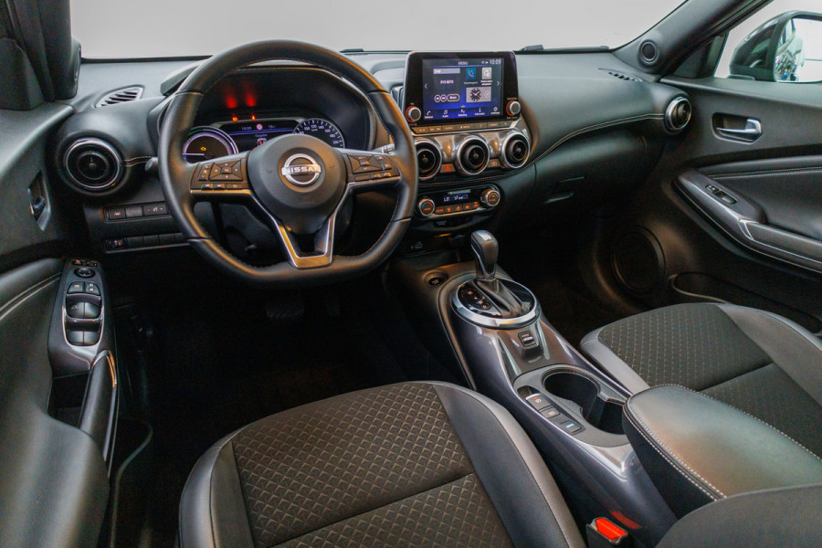 Nissan Juke 1.6 Hybrid N-Connecta 143 PK | Cruise-control | Climate-control | Achteruitrijcamera Half leer/half stof, App-connect, Donker glas