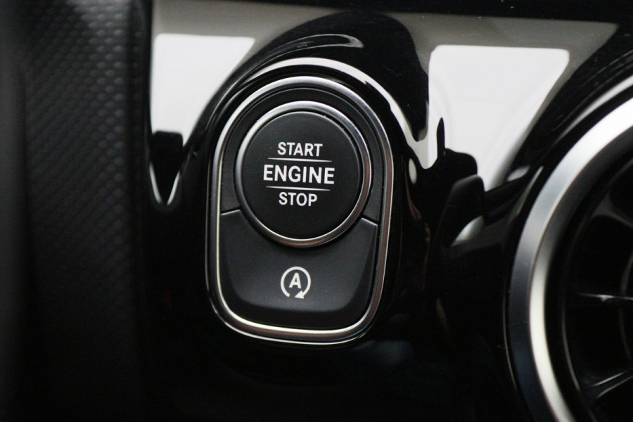 Mercedes-Benz A-Klasse 160 Business Solution AMG Virtual Cockpit, Leer/Stof, Camera, Navigatie, Bluetooth, DAB, LED, 19''