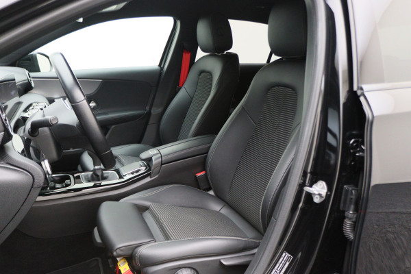 Mercedes-Benz A-Klasse 160 Business Solution AMG Virtual Cockpit, Leer/Stof, Camera, Navigatie, Bluetooth, DAB, LED, 19''