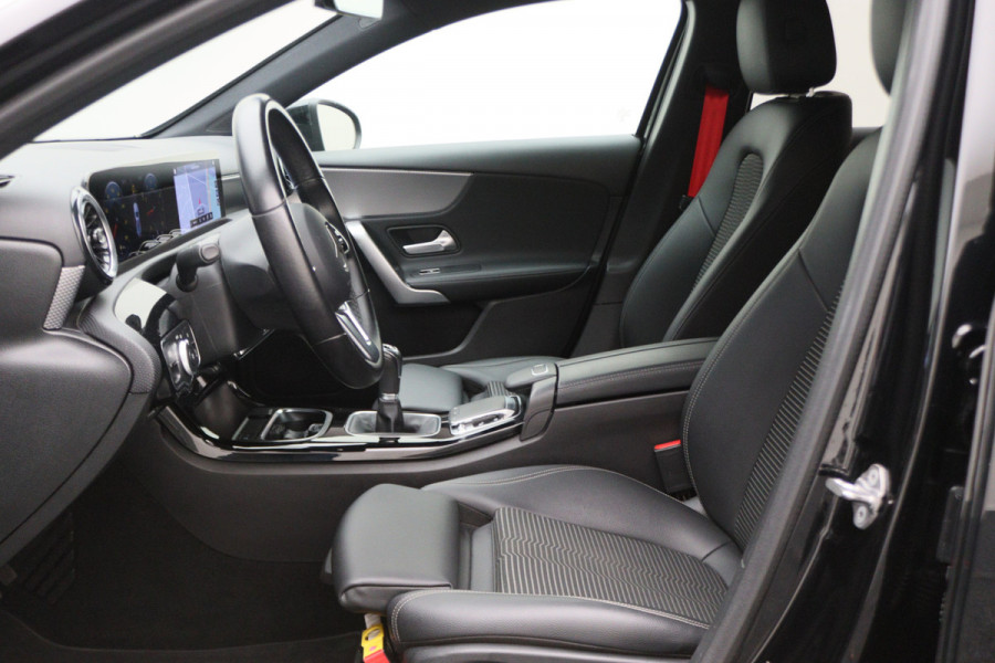 Mercedes-Benz A-Klasse 160 Business Solution AMG Virtual Cockpit, Leer/Stof, Camera, Navigatie, Bluetooth, DAB, LED, 19''